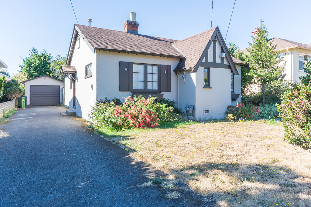 Charming Cottage in South Oak Bay