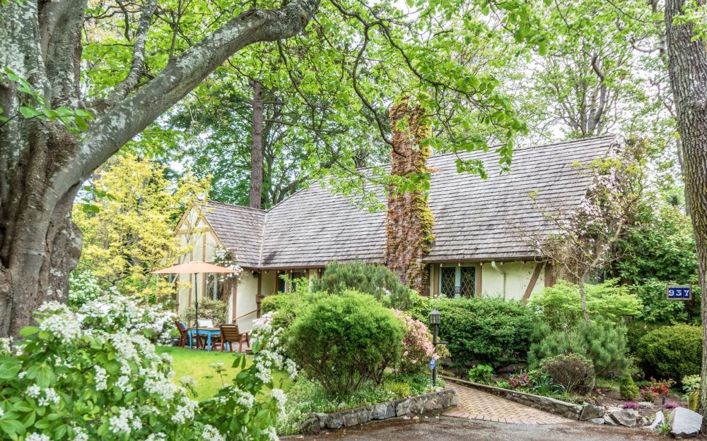 Magical English Cottage in Oak Bay