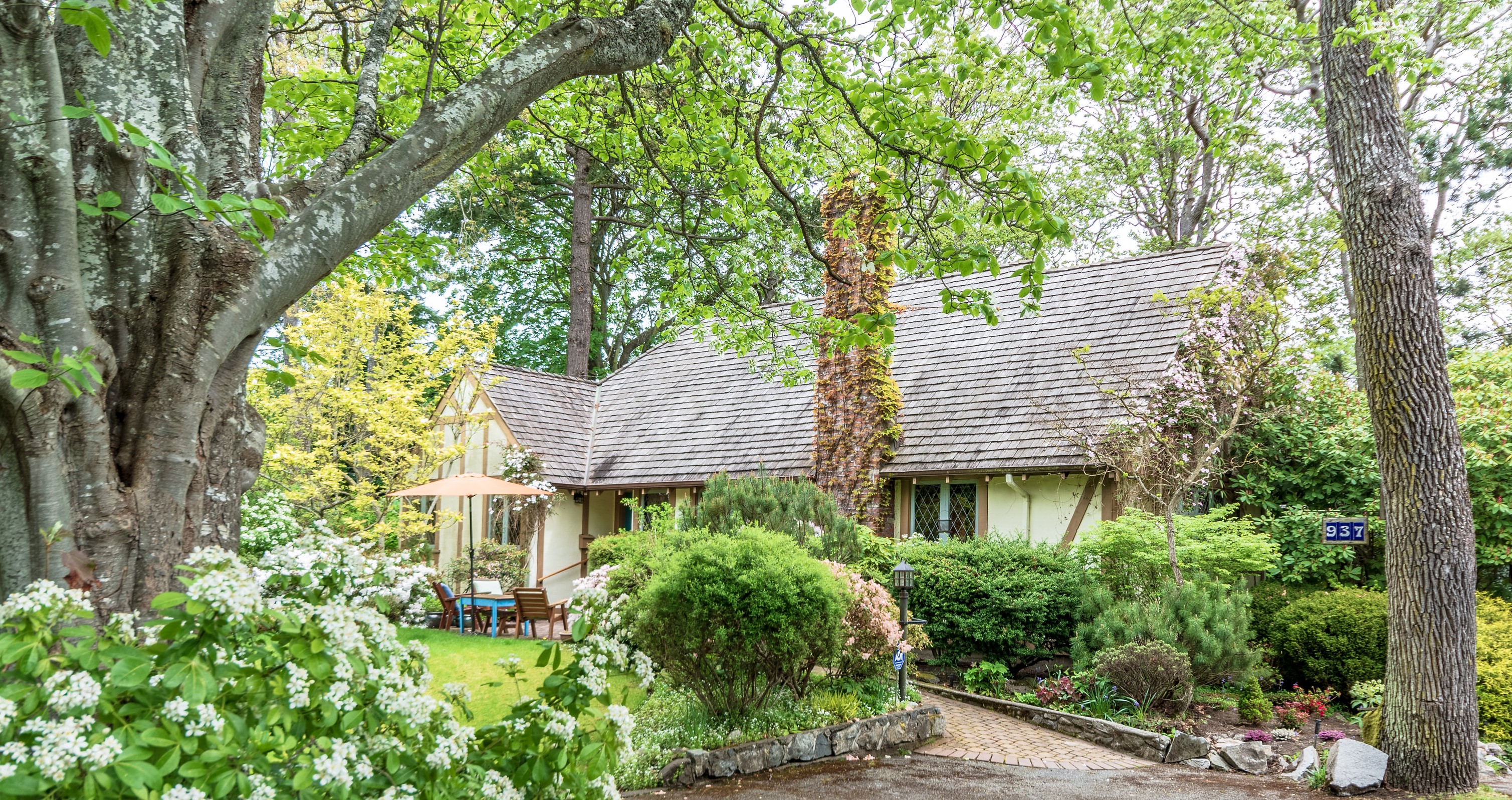 Magical English Cottage in Oak Bay